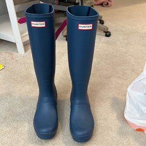 Hunter boots like new! Navy with hot pink straps